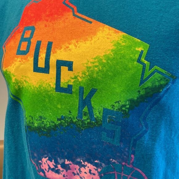 Z Milwaukee Bucks Pride Medium Cropped T Shirt Sleeveless Gildan Dryblend - Picture 2 of 5